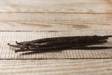 Dokulu bir arka planda vanilya kabukları. Vanilya çiçekleri ve tohumlar. Vanilyalı fasulye. Hamur işleri ve tatlılar için baharatlı baharat. Baharat. Mesaj için yer var. Boşluğu Kopyala
