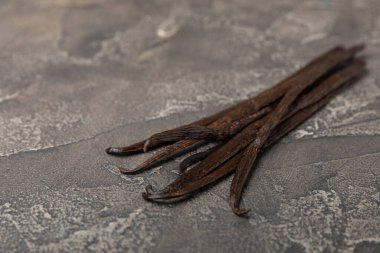 Dokulu bir arka planda vanilya kabukları. Vanilya çiçekleri ve tohumlar. Vanilyalı fasulye. Hamur işleri ve tatlılar için baharatlı baharat. Baharat. Mesaj için yer var. Boşluğu Kopyala