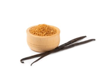 Aromatik vanilya şekeri. Vanilya kabukları. Vanilya çubukları, beyaz arka planda izole edilmiş kahverengi ve beyaz şeker. Vanilya çiçekleri, baharatlar ve tatlı ve pişirme için bitkiler. Mesaj için yer var. Boşluğu kopyala