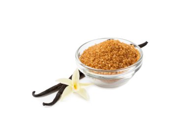 Aromatik vanilya şekeri. Vanilya kabukları. Vanilya çubukları, beyaz arka planda izole edilmiş kahverengi ve beyaz şeker. Vanilya çiçekleri, baharatlar ve tatlı ve pişirme için bitkiler. Mesaj için yer var. Boşluğu kopyala