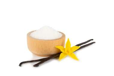 Aromatik vanilya şekeri. Vanilya kabukları. Vanilya çubukları, beyaz arka planda izole edilmiş kahverengi ve beyaz şeker. Vanilya çiçekleri, baharatlar ve tatlı ve pişirme için bitkiler. Mesaj için yer var. Boşluğu kopyala