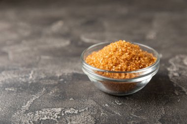 Aromatik vanilya şekeri. Vanilya kabukları. Vanilya çubukları, esmer ve beyaz şeker dokulu arka planda bir kasede. Vanilya çiçekleri, baharatlar ve tatlı ve pişirme için bitkiler. Mesaj için yer var. Boşluğu kopyala