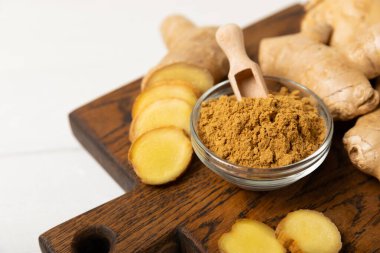 Ahşap arka planda taze zencefil. Kuru zencefil. Ballı ve limonlu zencefil dilimi. Zencefil kökü. Geleneksel alternatif tıp, bağışıklık için çay. Baharat ve baharat konsepti. Boşluğu kopyala.