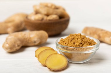 Ahşap arka planda taze zencefil. Kuru zencefil. Ballı ve limonlu zencefil dilimi. Zencefil kökü. Geleneksel alternatif tıp, bağışıklık için çay. Baharat ve baharat konsepti. Boşluğu kopyala.