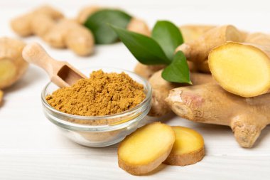 Ahşap arka planda taze zencefil. Kuru zencefil. Ballı ve limonlu zencefil dilimi. Zencefil kökü. Geleneksel alternatif tıp, bağışıklık için çay. Baharat ve baharat konsepti. Boşluğu kopyala.