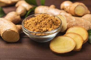 Ahşap arka planda taze zencefil. Kuru zencefil. Ballı ve limonlu zencefil dilimi. Zencefil kökü. Geleneksel alternatif tıp, bağışıklık için çay. Baharat ve baharat konsepti. Boşluğu kopyala.