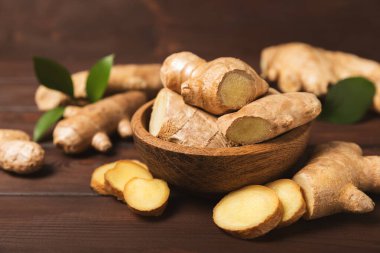 Ahşap arka planda taze zencefil. Kuru zencefil. Ballı ve limonlu zencefil dilimi. Zencefil kökü. Geleneksel alternatif tıp, bağışıklık için çay. Baharat ve baharat konsepti. Boşluğu kopyala.