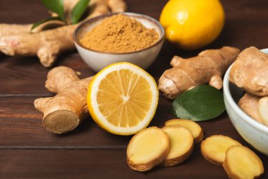 Ahşap arka planda taze zencefil. Kuru zencefil. Ballı ve limonlu zencefil dilimi. Zencefil kökü. Geleneksel alternatif tıp, bağışıklık için çay. Baharat ve baharat konsepti. Boşluğu kopyala.