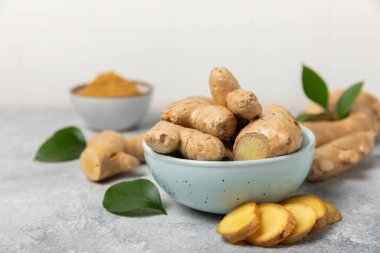 Ahşap arka planda taze zencefil. Kuru zencefil. Ballı ve limonlu zencefil dilimi. Zencefil kökü. Geleneksel alternatif tıp, bağışıklık için çay. Baharat ve baharat konsepti. Boşluğu kopyala.