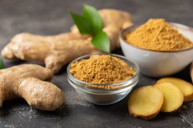 Ahşap arka planda taze zencefil. Kuru zencefil. Ballı ve limonlu zencefil dilimi. Zencefil kökü. Geleneksel alternatif tıp, bağışıklık için çay. Baharat ve baharat konsepti. Boşluğu kopyala.
