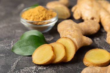 Ahşap arka planda taze zencefil. Kuru zencefil. Ballı ve limonlu zencefil dilimi. Zencefil kökü. Geleneksel alternatif tıp, bağışıklık için çay. Baharat ve baharat konsepti. Boşluğu kopyala.