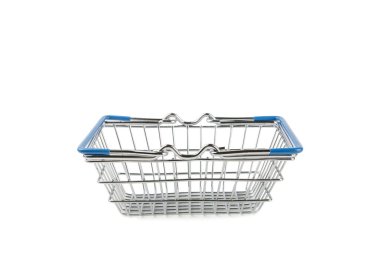 Çevrimiçi alışveriş kavramı. Karton kutu ve alışveriş poşetleri beyaz arka planda izole edilmiş bir tramvayda. Alışveriş sepeti. İnternetten bilgisayar, tablet, telefon ve kredi kartı kullanarak alışveriş. Eve teslim.