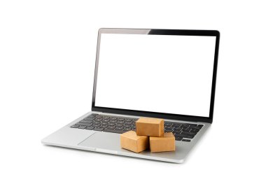 Çevrimiçi alışveriş kavramı. Karton kutu ve alışveriş poşetleri beyaz arka planda izole edilmiş bir tramvayda. Alışveriş sepeti. İnternetten bilgisayar, tablet, telefon ve kredi kartı kullanarak alışveriş. Eve teslim.