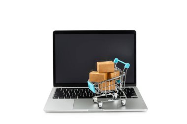 Çevrimiçi alışveriş kavramı. Karton kutu ve alışveriş poşetleri beyaz arka planda izole edilmiş bir tramvayda. Alışveriş sepeti. İnternetten bilgisayar, tablet, telefon ve kredi kartı kullanarak alışveriş. Eve teslim.