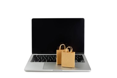 Çevrimiçi alışveriş kavramı. Karton kutu ve alışveriş poşetleri beyaz arka planda izole edilmiş bir tramvayda. Alışveriş sepeti. İnternetten bilgisayar, tablet, telefon ve kredi kartı kullanarak alışveriş. Eve teslim.