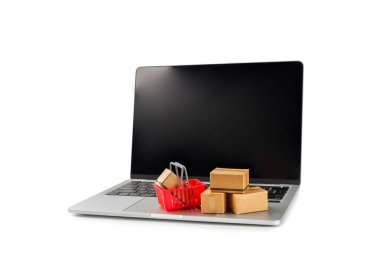 Çevrimiçi alışveriş kavramı. Karton kutu ve alışveriş poşetleri beyaz arka planda izole edilmiş bir tramvayda. Alışveriş sepeti. İnternetten bilgisayar, tablet, telefon ve kredi kartı kullanarak alışveriş. Eve teslim.
