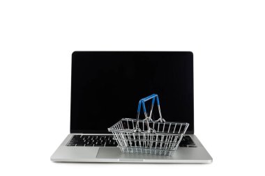 Çevrimiçi alışveriş kavramı. Karton kutu ve alışveriş poşetleri beyaz arka planda izole edilmiş bir tramvayda. Alışveriş sepeti. İnternetten bilgisayar, tablet, telefon ve kredi kartı kullanarak alışveriş. Eve teslim.