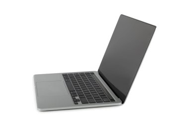 Çevrimiçi alışveriş kavramı. Karton kutu ve alışveriş poşetleri beyaz arka planda izole edilmiş bir tramvayda. Alışveriş sepeti. İnternetten bilgisayar, tablet, telefon ve kredi kartı kullanarak alışveriş. Eve teslim.