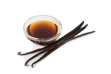 Cam kaplamalı vanilya özü beyaz arka planda izole edilmiş. Kek ve tatlı için vanilya özü. Aromatik ev yapımı vanilya özü. Kapatın. Mesajı yerleştir. Boşluğu kopyala.