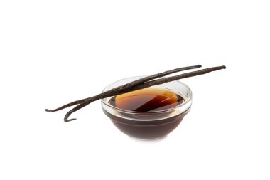 Cam kaplamalı vanilya özü beyaz arka planda izole edilmiş. Kek ve tatlı için vanilya özü. Aromatik ev yapımı vanilya özü. Kapatın. Mesajı yerleştir. Boşluğu kopyala.