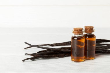 Tahta bir masanın üzerinde cam kaplama vanilya özü. Kek ve tatlı için vanilya özü. Aromatik ev yapımı vanilya özü. Kapatın. Mesajı yerleştir. Boşluğu kopyala.