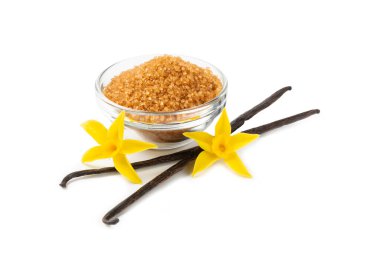 Aromatik vanilya şekeri. Vanilya kabukları. Vanilya çubukları, beyaz arka planda izole edilmiş kahverengi ve beyaz şeker. Vanilya çiçekleri, baharatlar ve tatlı ve pişirme için bitkiler. Mesaj için yer var. Boşluğu kopyala