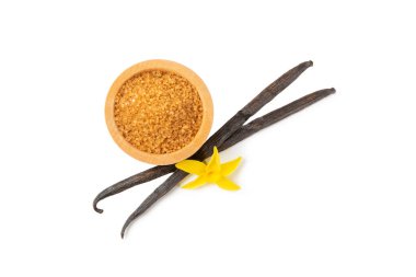 Aromatik vanilya şekeri. Vanilya kabukları. Vanilya çubukları, beyaz arka planda izole edilmiş kahverengi ve beyaz şeker. Vanilya çiçekleri, baharatlar ve tatlı ve pişirme için bitkiler. Mesaj için yer var. Boşluğu kopyala