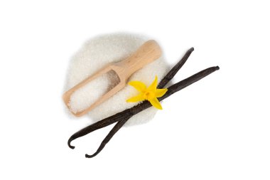 Aromatik vanilya şekeri. Vanilya kabukları. Vanilya çubukları, beyaz arka planda izole edilmiş kahverengi ve beyaz şeker. Vanilya çiçekleri, baharatlar ve tatlı ve pişirme için bitkiler. Mesaj için yer var. Boşluğu kopyala