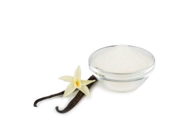 Aromatik vanilya şekeri. Vanilya kabukları. Vanilya çubukları, beyaz arka planda izole edilmiş kahverengi ve beyaz şeker. Vanilya çiçekleri, baharatlar ve tatlı ve pişirme için bitkiler. Mesaj için yer var. Boşluğu kopyala