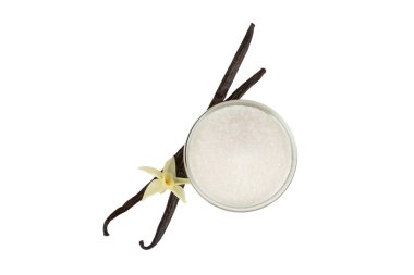 Aromatik vanilya şekeri. Vanilya kabukları. Vanilya çubukları, beyaz arka planda izole edilmiş kahverengi ve beyaz şeker. Vanilya çiçekleri, baharatlar ve tatlı ve pişirme için bitkiler. Mesaj için yer var. Boşluğu kopyala