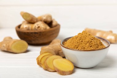 Ahşap arka planda taze zencefil. Kuru zencefil. Ballı ve limonlu zencefil dilimi. Zencefil kökü. Geleneksel alternatif tıp, bağışıklık için çay. Baharat ve baharat konsepti. Boşluğu kopyala.