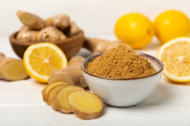 Ahşap arka planda taze zencefil. Kuru zencefil. Ballı ve limonlu zencefil dilimi. Zencefil kökü. Geleneksel alternatif tıp, bağışıklık için çay. Baharat ve baharat konsepti. Boşluğu kopyala.