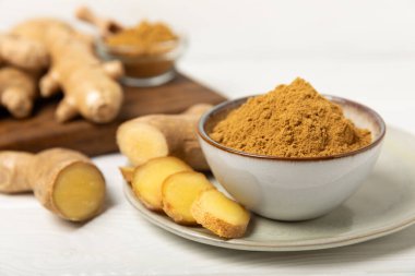Ahşap arka planda taze zencefil. Kuru zencefil. Ballı ve limonlu zencefil dilimi. Zencefil kökü. Geleneksel alternatif tıp, bağışıklık için çay. Baharat ve baharat konsepti. Boşluğu kopyala.