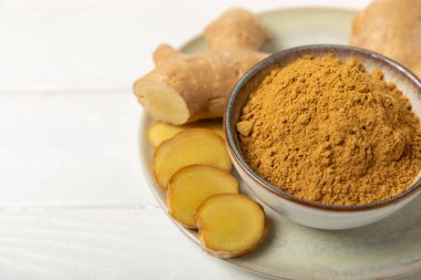 Ahşap arka planda taze zencefil. Kuru zencefil. Ballı ve limonlu zencefil dilimi. Zencefil kökü. Geleneksel alternatif tıp, bağışıklık için çay. Baharat ve baharat konsepti. Boşluğu kopyala.
