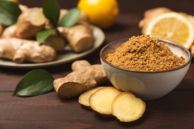Ahşap arka planda taze zencefil. Kuru zencefil. Ballı ve limonlu zencefil dilimi. Zencefil kökü. Geleneksel alternatif tıp, bağışıklık için çay. Baharat ve baharat konsepti. Boşluğu kopyala.