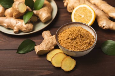 Ahşap arka planda taze zencefil. Kuru zencefil. Ballı ve limonlu zencefil dilimi. Zencefil kökü. Geleneksel alternatif tıp, bağışıklık için çay. Baharat ve baharat konsepti. Boşluğu kopyala.
