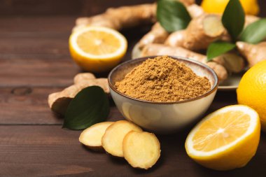 Ahşap arka planda taze zencefil. Kuru zencefil. Ballı ve limonlu zencefil dilimi. Zencefil kökü. Geleneksel alternatif tıp, bağışıklık için çay. Baharat ve baharat konsepti. Boşluğu kopyala.