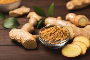 Ahşap arka planda taze zencefil. Kuru zencefil. Ballı ve limonlu zencefil dilimi. Zencefil kökü. Geleneksel alternatif tıp, bağışıklık için çay. Baharat ve baharat konsepti. Boşluğu kopyala.