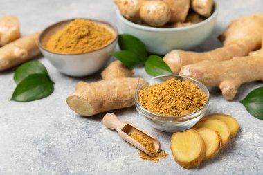 Ahşap arka planda taze zencefil. Kuru zencefil. Ballı ve limonlu zencefil dilimi. Zencefil kökü. Geleneksel alternatif tıp, bağışıklık için çay. Baharat ve baharat konsepti. Boşluğu kopyala.