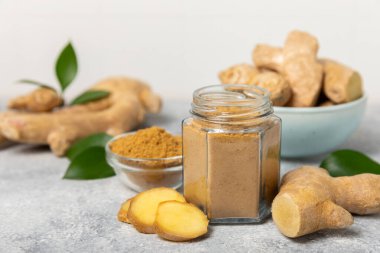 Ahşap arka planda taze zencefil. Kuru zencefil. Ballı ve limonlu zencefil dilimi. Zencefil kökü. Geleneksel alternatif tıp, bağışıklık için çay. Baharat ve baharat konsepti. Boşluğu kopyala.