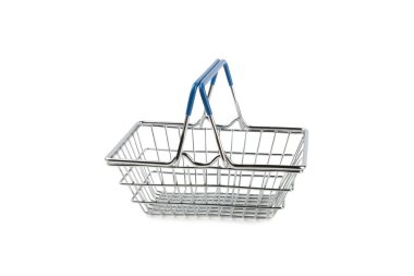 Çevrimiçi alışveriş kavramı. Karton kutu ve alışveriş poşetleri beyaz arka planda izole edilmiş bir tramvayda. Alışveriş sepeti. İnternetten bilgisayar, tablet, telefon ve kredi kartı kullanarak alışveriş. Eve teslim.