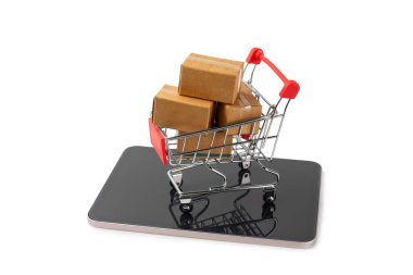 Çevrimiçi alışveriş kavramı. Karton kutu ve alışveriş poşetleri beyaz arka planda izole edilmiş bir tramvayda. Alışveriş sepeti. İnternetten bilgisayar, tablet, telefon ve kredi kartı kullanarak alışveriş. Eve teslim.