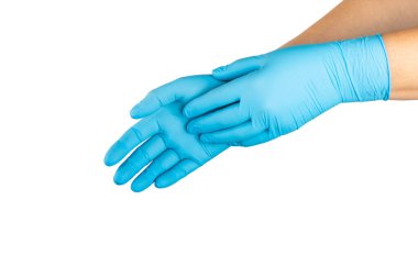 Beyaz arka planda izole edilmiş tıbbi nitril eldivenler. Cerrahi lateks eldivenler. Lastik eldiven üretimi. Doktor ya da hemşire koruyucu eldiven takıyor. Tıp konsepti. Kısırlık, koruma.