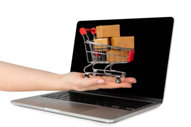 Çevrimiçi alışveriş kavramı. Karton kutu ve alışveriş poşetleri beyaz arka planda izole edilmiş bir tramvayda. Alışveriş sepeti. İnternetten bilgisayar, tablet, telefon ve kredi kartı kullanarak alışveriş. Eve teslim.