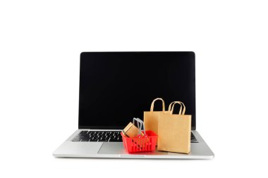 Çevrimiçi alışveriş kavramı. Karton kutu ve alışveriş poşetleri beyaz arka planda izole edilmiş bir tramvayda. Alışveriş sepeti. İnternetten bilgisayar, tablet, telefon ve kredi kartı kullanarak alışveriş. Eve teslim.