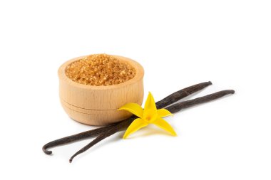 Aromatik vanilya şekeri. Vanilya kabukları. Vanilya çubukları, beyaz arka planda izole edilmiş kahverengi ve beyaz şeker. Vanilya çiçekleri, baharatlar ve tatlı ve pişirme için bitkiler. Mesaj için yer var. Boşluğu kopyala