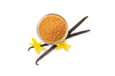 Aromatik vanilya şekeri. Vanilya kabukları. Vanilya çubukları, beyaz arka planda izole edilmiş kahverengi ve beyaz şeker. Vanilya çiçekleri, baharatlar ve tatlı ve pişirme için bitkiler. Mesaj için yer var. Boşluğu kopyala