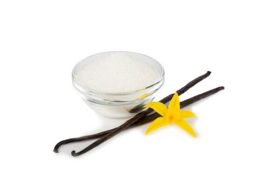 Aromatik vanilya şekeri. Vanilya kabukları. Vanilya çubukları, beyaz arka planda izole edilmiş kahverengi ve beyaz şeker. Vanilya çiçekleri, baharatlar ve tatlı ve pişirme için bitkiler. Mesaj için yer var. Boşluğu kopyala