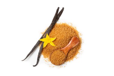 Aromatik vanilya şekeri. Vanilya kabukları. Vanilya çubukları, beyaz arka planda izole edilmiş kahverengi ve beyaz şeker. Vanilya çiçekleri, baharatlar ve tatlı ve pişirme için bitkiler. Mesaj için yer var. Boşluğu kopyala