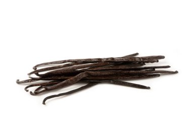 Beyaz arka planda izole edilmiş vanilya kabukları. Vanilya çiçekleri ve tohumlar. Vanilyalı fasulye. Hamur işleri ve tatlılar için baharatlı baharat. Baharat. Mesaj için yer var. Boşluğu Kopyala